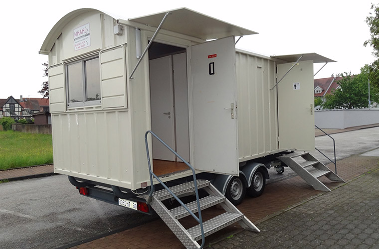 Mittlerer Toilettenwagen